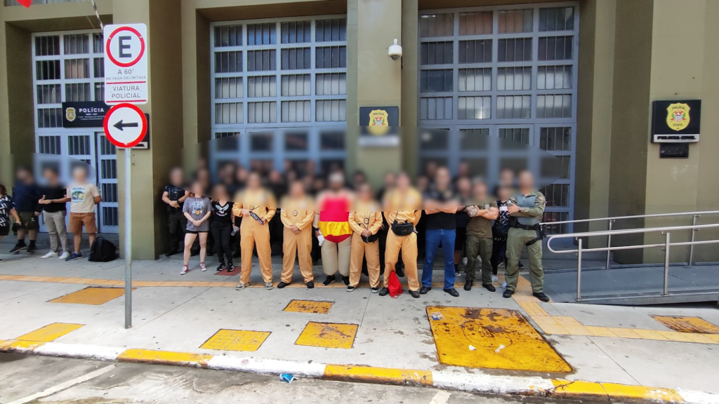 Policiais fantasiados de Caça Fantasmas prendem 2 com celulares furtados em megabloco na Consolação