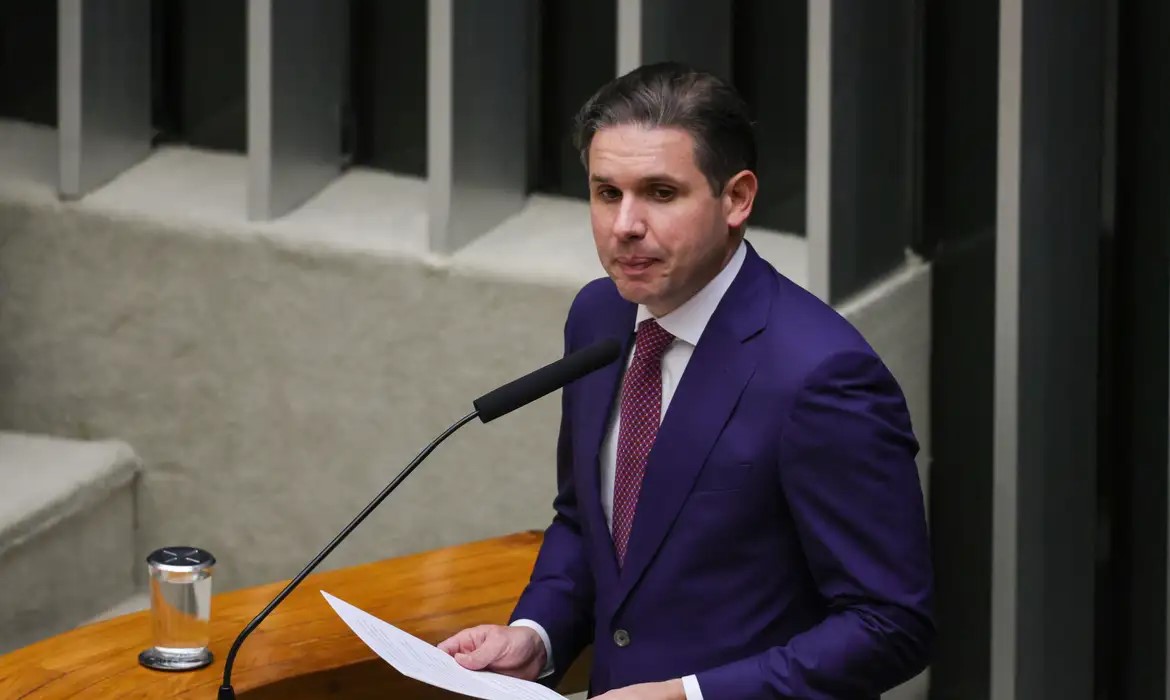 Motta promete avançar sobre escala 6×1 e trabalho por aplicativos