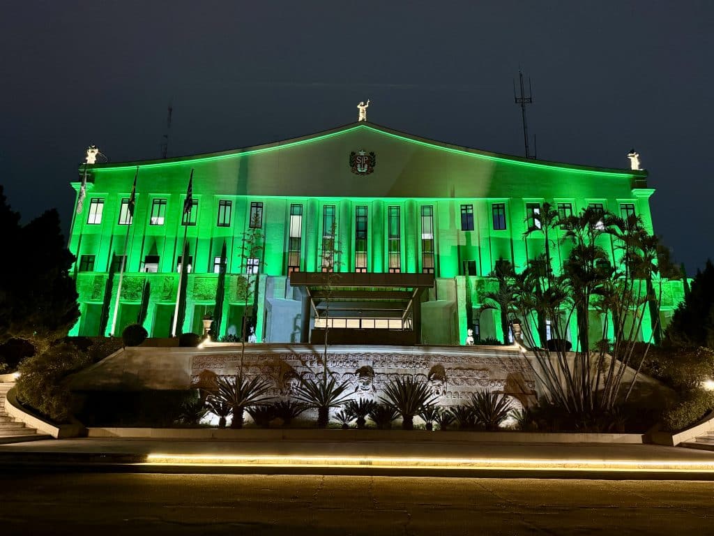 Palácio dos Bandeirantes recebe iluminação verde em apoio à campanha de conscientização sobre glaucoma