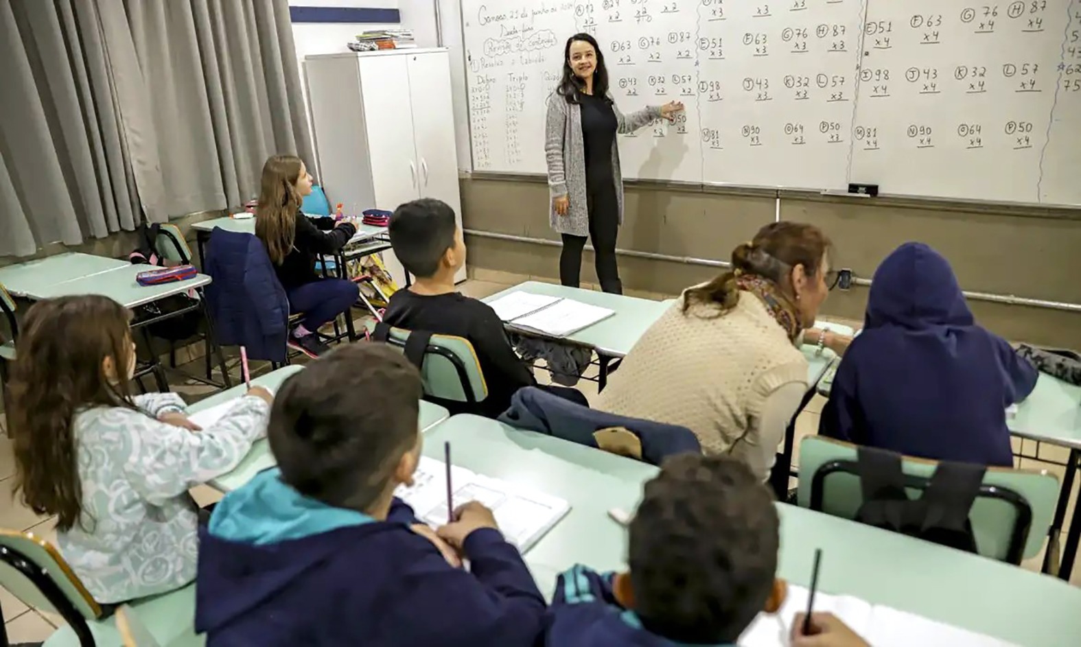Senado aprova MP que estabelece piso de R$ 5.130 para professores