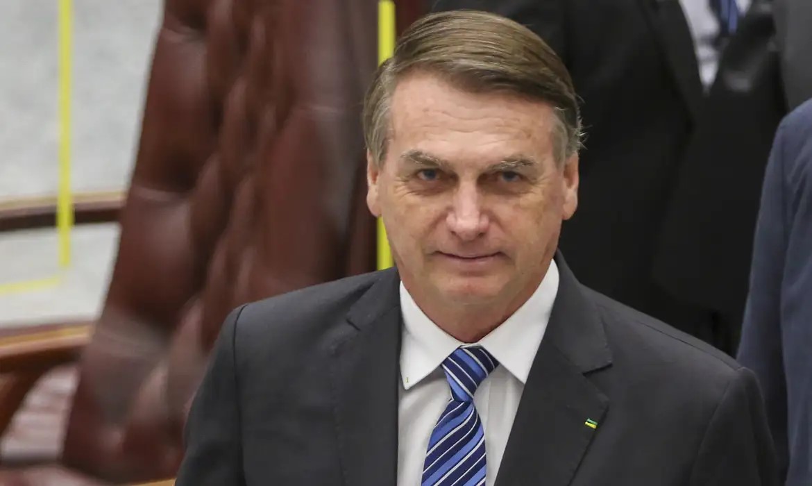 Moraes manda Exército entregar armas registradas em nome de Bolsonaro